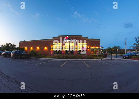 New Hartford, NY - 9 agosto 2025: Fisheye view of Applebee's, è un'azienda americana che sviluppa franchising e gestisce l'Applebee's Neighborhood GR Foto Stock