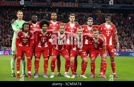 MONACO, GERMANIA - 17 SETTEMBRE: Giocatori del Bayern Monaco , Manuel Neuer del Bayern Muenchen , Dayot Upamecano del Bayern Muenchen , Jonathan Tah del Bayern Muenchen , Josip Stanisic del Bayern Muenchen , Luis Diaz del Bayern Muenchen , Aleksandar Pavlovic del Bayern Muenchen , Michael Olise del Bayern Muenchen , Serge Gnaben , Joshua Kimmich del Bayern Muenchen posa per una foto della squadra prima della partita di UEFA Champions League 2025/26 nella fase MD1 tra il Bayern München e il Chelsea FC alla Football Arena Muni Foto Stock