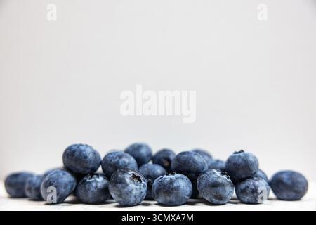 I mirtilli sono una colazione sana e nutriente o un dessert. Uno scatto ravvicinato che mostra i dettagli succosi. Perfetto per una carta da parati o un biglietto da visita. Foto Stock