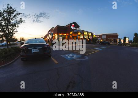 New Hartford, NY - 9 agosto 2025: Ultra-wide view of Applebee's, è una società americana che sviluppa franchising e gestisce il quartiere Applebee's Foto Stock