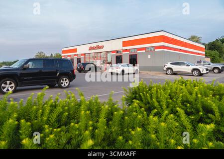 DeWitt, New York - 30 luglio 2025: Panoramica ultra ampia del negozio di ricambi AutoZone Auto Parts Store, il più grande rivenditore di ricambi e accessori per auto post-vendita del Nord Foto Stock