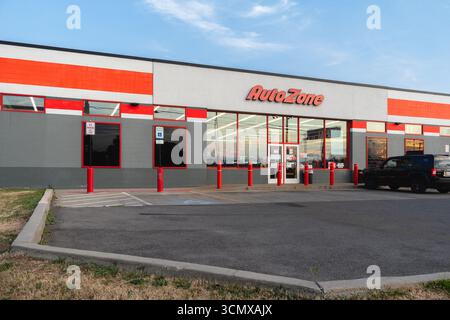 DeWitt, New York - 30 luglio 2025: Panoramica ultra ampia del negozio di ricambi AutoZone Auto Parts Store, il più grande rivenditore di ricambi e accessori per auto post-vendita del Nord Foto Stock