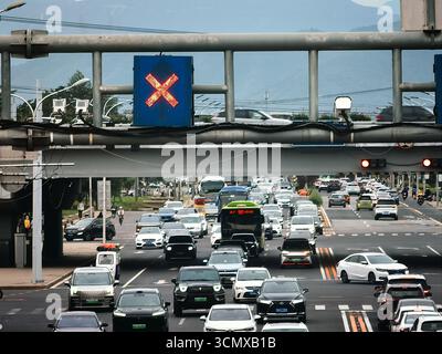 PECHINO, CINA - 18 SETTEMBRE 2025 - congestione del traffico durante l'ora di punta serale sulla quarta circonvallazione occidentale a Pechino, Cina, il 18 settembre 2025. Foto Stock