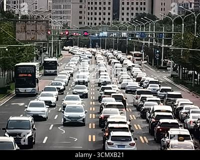 PECHINO, CINA - 18 SETTEMBRE 2025 - congestione del traffico durante l'ora di punta serale sulla quarta circonvallazione occidentale a Pechino, Cina, il 18 settembre 2025. Foto Stock