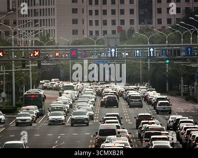PECHINO, CINA - 18 SETTEMBRE 2025 - congestione del traffico durante l'ora di punta serale sulla quarta circonvallazione occidentale a Pechino, Cina, il 18 settembre 2025. Foto Stock