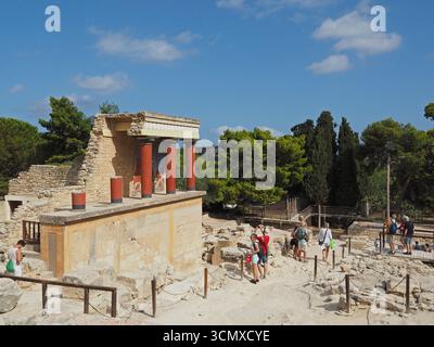 Turisti che visitano le famose rovine del palazzo minoico di Cnosso vicino a Heraklion a Creta, in Grecia Foto Stock