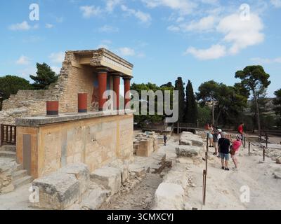 Turisti che visitano le famose rovine del palazzo minoico di Cnosso vicino a Heraklion a Creta, in Grecia Foto Stock