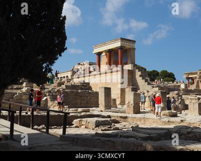 Turisti che visitano le famose rovine del palazzo minoico di Cnosso vicino a Heraklion a Creta, in Grecia Foto Stock