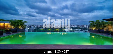Piscina a sfioro sul tetto con vista panoramica, che offre un ambiente lussuoso per il relax e lo svago. Foto Stock