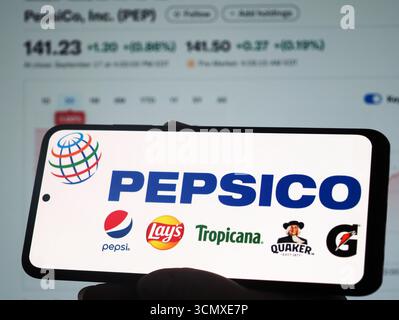 Germania - 18 settembre 2025: In questa immagine, il logo PepsiCo, Inc. Viene visualizzato sullo schermo di uno smartphone Foto Stock
