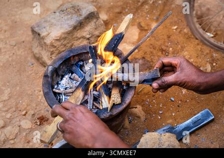 Artigiani malgasci al lavoro, Madagascar Foto Stock