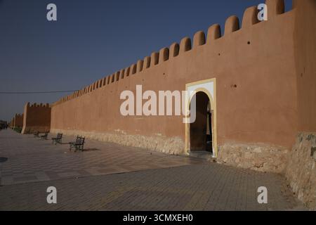 Mura della città intorno a medina a Tiznit, Marocco Foto Stock