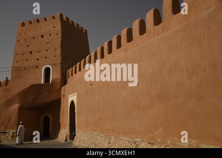 Mura della città intorno a medina a Tiznit, Marocco Foto Stock