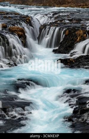 Le acque blu della cascata Bruarfoss, Bruarfoss, vicino a Laugarvatn, Islanda sud-occidentale Foto Stock