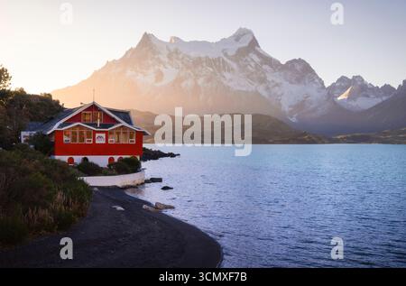 Lago Pehoe e Hosteria Pehoe, ultima Esperanza, Region de Magallanes y de la Antartica Chilena, Patagonia, Cile Foto Stock