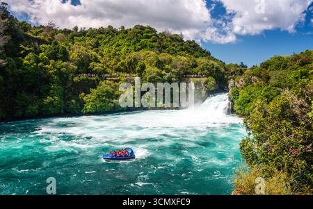 Le cascate Huka si trovano vicino al lago Taupo, dove è possibile praticare rafting sulle rapide in motoscafo presso la cascata del fiume Waikato, nuova Zelanda Foto Stock