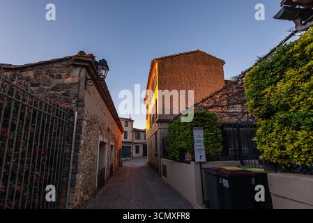 Luce di prima serata lungo uno stretto vicolo tra case in pietra a la Bastide Saint-Louis, Carcassonne Foto Stock