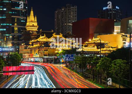 Jing An Temple di notte, Shanghai, Cina Foto Stock