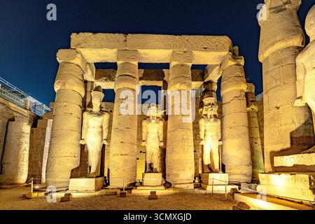 Colonne e statue del Tempio di Luxor, Luxor, Valle del Nilo, alto Egitto Foto Stock