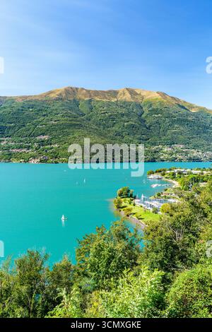 Barche a vela sul Lago di Como in estate, Dervio, provincia di Lecco, Lombardia, Italia Foto Stock