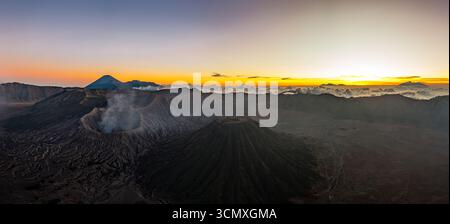 Monte Bromo e vulcano Batok, Parco Nazionale Bromo Tengger Semeru, Giava Orientale, Indonesia Foto Stock