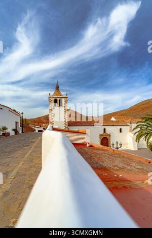 Nuvole sopra l'antico campanile imbiancato della Chiesa di Santa Maria, Betancuria, Fuerteventura, Isole Canarie, Spagna Foto Stock