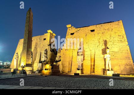 Tempio di Luxor al crepuscolo, Valle del Nilo, alto Egitto Foto Stock