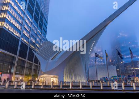Esterno del centro di trasporto di Oculus presso il World Trade Center, New York, USA Foto Stock