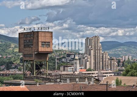 Bosnia ed Erzegovina, Zenica (Mun.), centro di Zenica: Affacciato su Zenica con miniera di carbone e edificio Lamella Foto Stock
