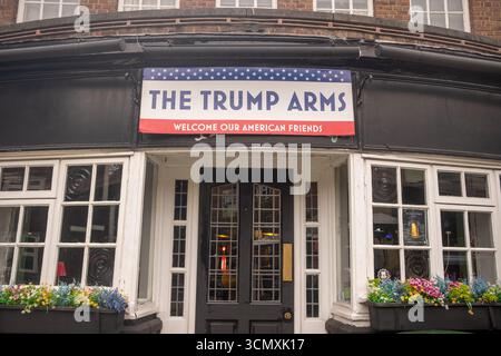 LONDRA- SEPTMBER 17, 2025: Biddy Mulligan's Pub a West Kensington cambia il suo nome in "The Trump Arms" per sostenere la visita dello stato di Trump Foto Stock