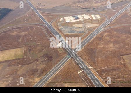 Fotografia aerea ad alta quota del paesaggio rurale con autostrade, terreni agricoli e piccoli insediamenti Foto Stock