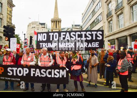 Londra, Regno Unito. 17 settembre 2025. I manifestanti si riuniscono vicino al quartier generale della BBC all'inizio della protesta. Migliaia di persone hanno marciato contro Donald Trump nel centro di Londra mentre il presidente degli Stati Uniti è arrivato a Windsor per la sua seconda visita di stato nel Regno Unito. Crediti: Vuk Valcic/Alamy Live News Foto Stock