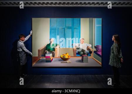 Londra, Regno Unito. 18 settembre 2025. David Hockney, Christopher Isherwood e Don Bachardy, dipinti nel 1968, da Christie's.. È stimato su richiesta, ma si prevede che la foto venderà oltre 50 milioni di dollari a New York come uno dei principali punti salienti della vendita serale del XX secolo di Christies a novembre. Esistono solo sette doppi ritratti di Hockney, quattro dei quali sono conservati in collezioni istituzionali e due dei quali costituiscono il record mondiale dell'artista e il secondo prezzo più alto raggiunto all'asta. Questa è stata conservata nella stessa collezione privata negli ultimi quarant'anni ed è stata recentemente esposta al Re Foto Stock