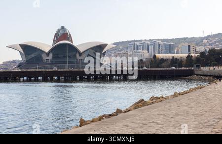 Baku, Azerbaigian - 23 marzo 2025: Elegante fronte mare caratterizzato da un moderno edificio architettonico del Deniz Mall Foto Stock