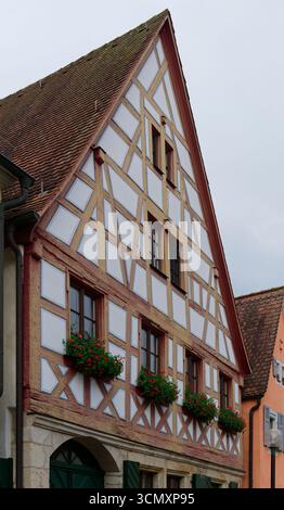 Casa a due piani con tetto spiovente, costruita nel 1576 e rinnovata nel XVIII secolo a Forchheim, Baviera, Germania Foto Stock