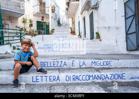 Ostuni, in Puglia, è conosciuta come la "città Bianca" per le sue case bianche. Arroccato su una collina, presenta affascinanti strade e vivaci piazze. Foto Stock