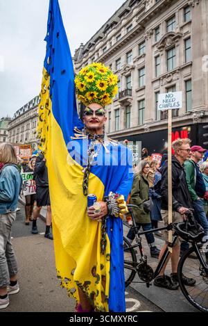 Protestatore pro-Ucraina vestito stravagantemente alla marcia di protesta contro la seconda visita di stato del presidente Donald Trump, organizzata dalla Stop Trump Coalition, L Foto Stock