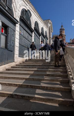 Persone sulle scale del Ponte di Rialto a Venezia. Passerella pedonale del 1591 che attraversa il Canal grande. Foto Stock