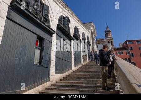 Persone sulle scale del Ponte di Rialto a Venezia. Passerella pedonale del 1591 che attraversa il Canal grande. Foto Stock