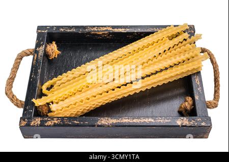 Delicati spaghetti crudi di alla mafala, perfetti per condire con ingredienti freschi e salse. isolato su sfondo bianco. vista dall'alto. Foto Stock