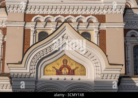 Cattedrale Alexander Nevsky (Aleksander Nevski) dettagli architettonici con il mosaico di nostra Signora del segno nella città di Tallinn, Estonia. Foto Stock