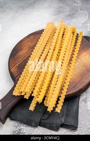 Delicati spaghetti crudi di alla mafala, perfetti per condire con ingredienti freschi e salse. sfondo bianco. vista dall'alto. Foto Stock