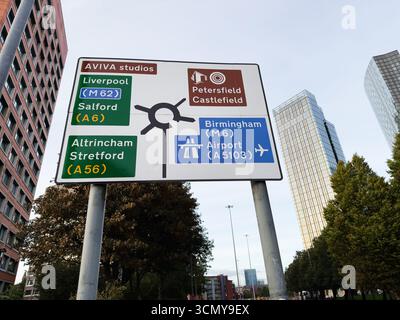 Manchester, Regno Unito - 16 settembre 2025: Cartello autostradale a Manchester che mostra le indicazioni per le destinazioni, comprese le città e le attrazioni. Foto Stock
