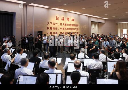 (250918) -- PECHINO, 18 settembre 2025 (Xinhua) -- i visitatori guardano un concerto di recitazione per commemorare l'incidente del 18 settembre al Museo della Guerra della resistenza del popolo cinese contro l'aggressione giapponese a Pechino, capitale della Cina, 18 settembre 2025. Giovedì si è tenuto un evento a tema "per la liberazione nazionale e la pace mondiale" per commemorare l'anniversario dell'incidente del 18 settembre che ha segnato l'inizio dell'invasione giapponese della Cina da 14 anni. L'incidente prefigurò la seconda guerra mondiale e rese la Cina la prima a resistere al fascismo. Durante la guerra di resistenza del popolo cinese Foto Stock