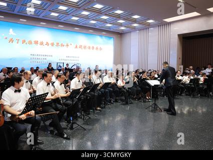 (250918) -- PECHINO, 18 settembre 2025 (Xinhua) -- questa foto scattata il 18 settembre 2025 mostra un concerto di recitazione per commemorare l'incidente del 18 settembre al Museo della Guerra della resistenza del popolo cinese contro l'aggressione giapponese a Pechino, capitale della Cina. Giovedì si è tenuto un evento a tema "per la liberazione nazionale e la pace mondiale" per commemorare l'anniversario dell'incidente del 18 settembre che ha segnato l'inizio dell'invasione giapponese della Cina da 14 anni. L'incidente prefigurò la seconda guerra mondiale e rese la Cina la prima a resistere al fascismo. Durante la Guerra Popolare Cinese di Resistan Foto Stock