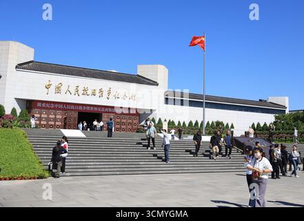 (250918) -- PECHINO, 18 settembre 2025 (Xinhua) -- le persone visitano il Museo della Guerra della resistenza popolare cinese contro l'aggressione giapponese a Pechino, capitale della Cina, 18 settembre 2025. Giovedì si è tenuto un evento a tema "per la liberazione nazionale e la pace mondiale" per commemorare l'anniversario dell'incidente del 18 settembre che ha segnato l'inizio dell'invasione giapponese della Cina da 14 anni. L'incidente prefigurò la seconda guerra mondiale e rese la Cina la prima a resistere al fascismo. Durante la guerra popolare cinese di resistenza contro l'aggressione giapponese che durò fino al 1945, la Cina subì un tota Foto Stock