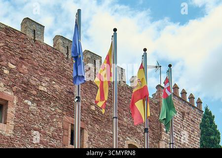 Viladecans. Barcellona - 18 settembre 2025: Varie bandiere, tra cui quelle dell'Unione europea, quelle catalane, spagnole e Viladecans, ondeggiano al vento in fr Foto Stock