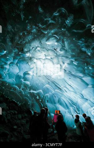 Amanti dell'avventura nella splendida grotta di ghiaccio di Vatnajökull, Islanda Foto Stock
