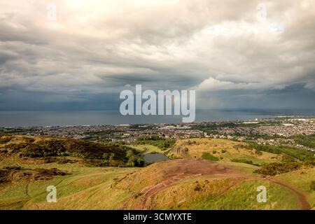 Scozia - Edimburgo - Arthur's Seat - vista sopraelevata di Edimburgo con cieli spettacolari Foto Stock