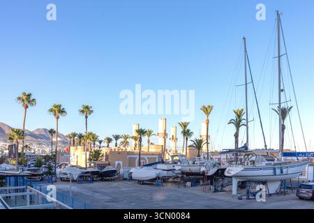 Fuengirola, Malaga, Andalusia, Spagna. 3 settembre 2025. Barche a terra nella zona del porticciolo Foto Stock